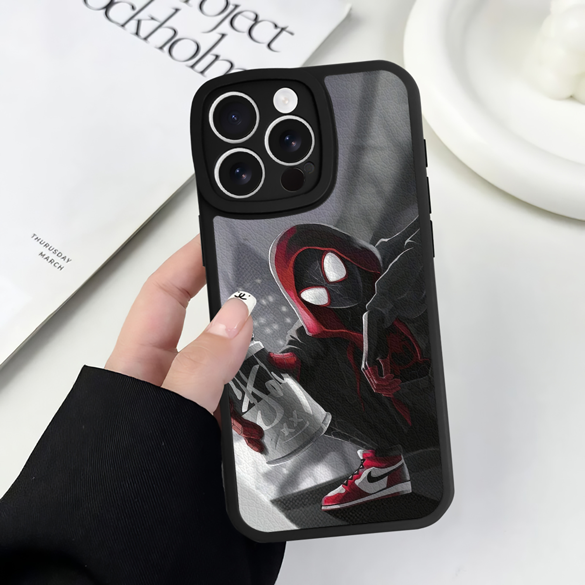 Spider Man スパイダーマン 【iPhone 16シリーズ対応】シリコンスマホケース（レザー調） 材質：シリコン